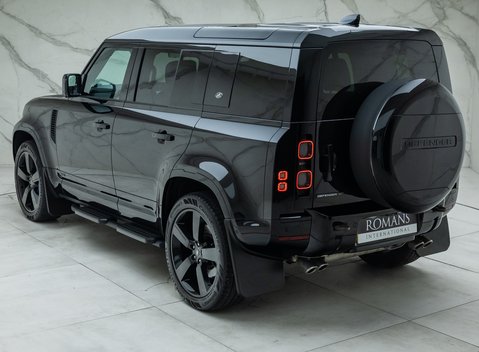 Land Rover Defender 110 V8 Bond Edition 12