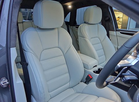 Porsche Macan Turbo 12