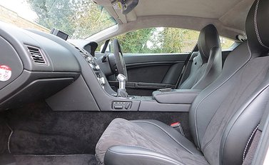 Aston Martin V12 Vantage 11