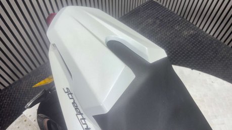 Triumph Street Triple R 2013 13K EXCELLENT CONDITION NEW MOT 675CC TRIPLE 51