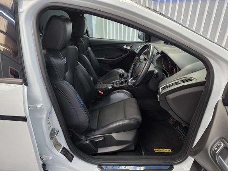 Ford Focus 2.3T EcoBoost RS Hatchback 5dr Petrol Manual AWD Euro 6 (s/s) (350 ps) 18