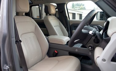 Land Rover Defender 110 HSE D240 12