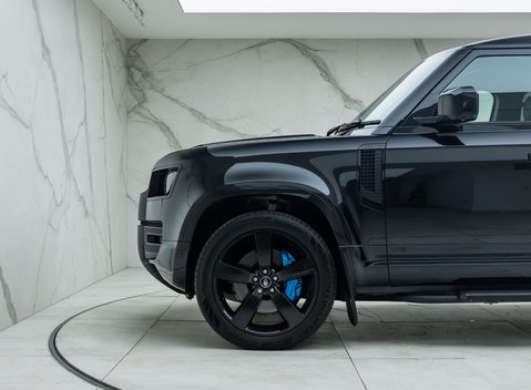 Land Rover Defender 110 V8 Bond Edition 42