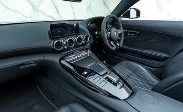Mercedes-Benz AMG GT R Roadster 24