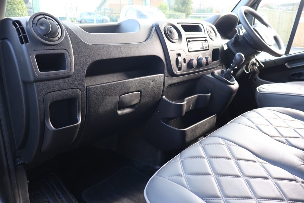 Renault Master 3.5 ton Coach Built Freddie Gover Horsebox with uprated suspension alloys  36