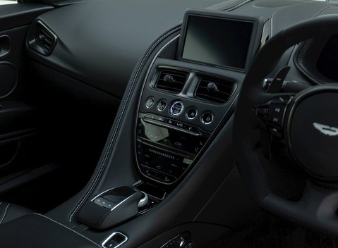 Aston Martin DB11 V8 Shadow Edition 17