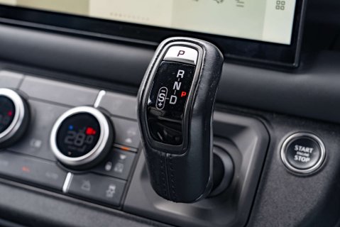 Land Rover Defender D300 X-Dynamic HSE Hard Top 15