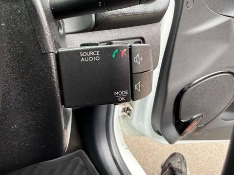 Renault Clio 0.9 Clio Iconic TCe 5dr 28