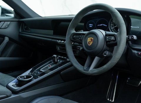 Porsche 911 Carrera GTS (992) 10