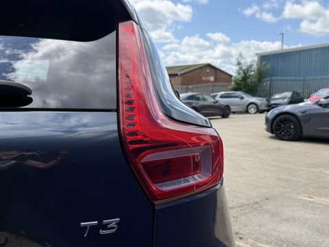 Volvo XC40 1.5 T3 Inscription SUV 5dr Petrol Auto Euro 6 (s/s) (163 ps) 19