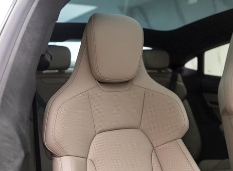 Porsche Taycan TURBO 11