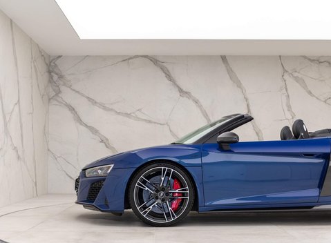 Audi R8 V10 Performance Carbon Black Spyder 30