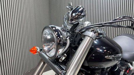 Triumph Bonneville 2011 ONLY 1812 MILES LONG MOT STUNNING CRUISER BIKE 21