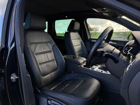 Volkswagen Touareg 3.0 TDI V6 BlueMotion Tech R-Line Tiptronic 4WD Euro 6 (s/s) 5dr 12