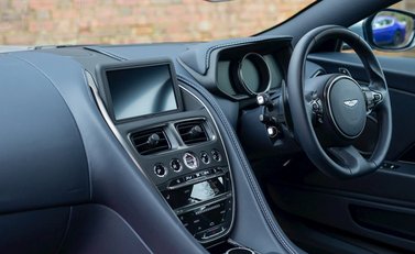 Aston Martin DB11 Volante 17