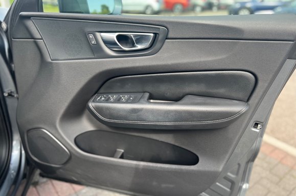 Volvo XC60 D4 MOMENTUM AWD AUTO 21
