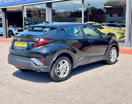 Toyota C-HR 1.8 C-HR Icon HEV CVT 5dr 8