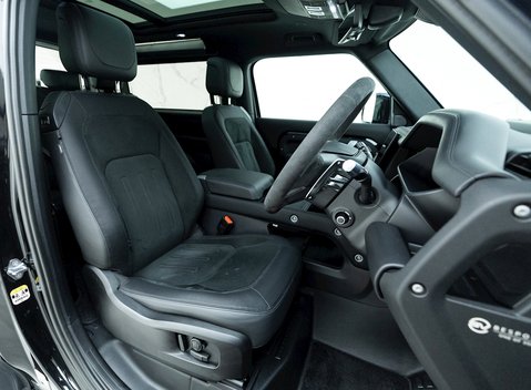 Land Rover Defender 90 V8 Bond Edition 10