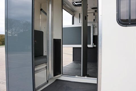 Renault Master DEMO MODEL 3.5 TON ADVANCE 150 AUTO STALLION BUILD SEEKER HORSEBOX REAR BED 34