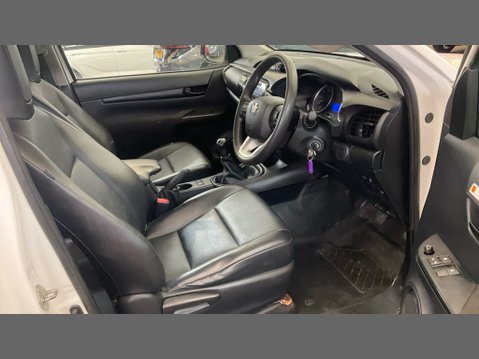 Toyota Hilux Active | 2.4 LT | Extended Cab | Tow Bar | Air Con | EURO 6 8