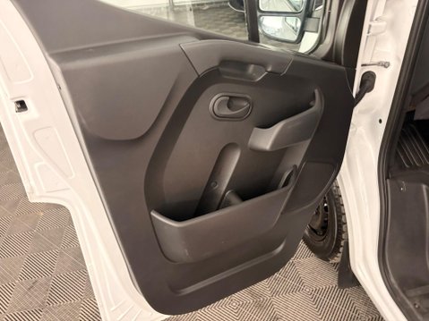 Nissan NV400 2.3 dCi 35 Tekna FWD L3 H2 Euro 6 5dr 23