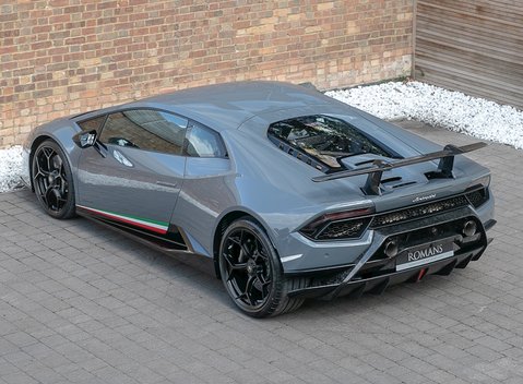 Lamborghini Huracan LP640-4 Performante 9