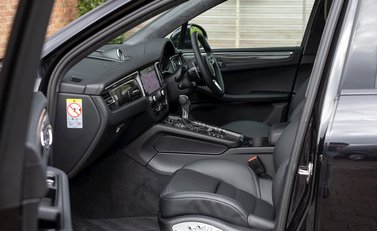 Porsche Macan Turbo 16