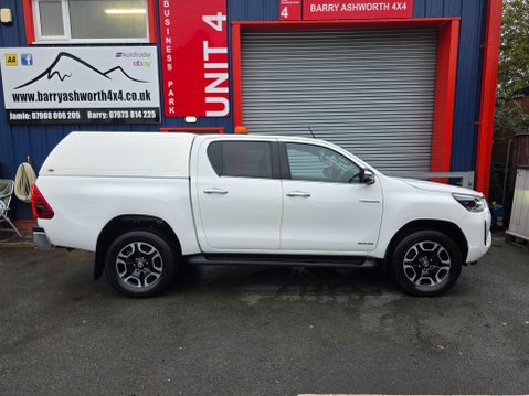 Toyota Hilux INVINCIBLE 4WD D-4D DCB 4