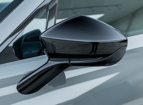 Aston Martin DBX 707 32