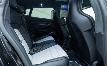 Porsche Taycan TURBO S CROSS TURISMO 32