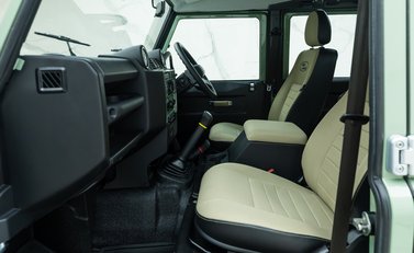 Land Rover Defender 110 HERITAGE 19