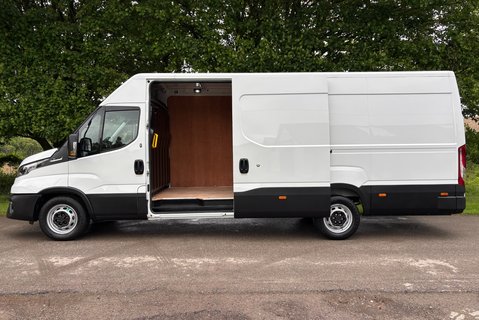 Iveco Daily 35S14V Hi-Matic Panel Van - Air Con / Auto / Car Play 8