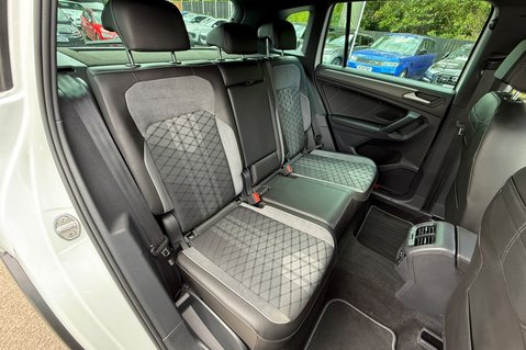 Volkswagen Tiguan R-LINE TSI DSG - ONE OWNER - APPLE CAR PLAY -ADAPTIVE CRUISE 29