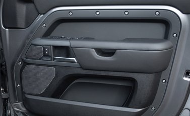 Land Rover Defender 110 X P400 27