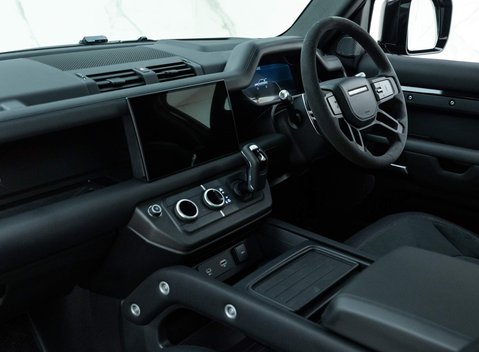 Land Rover Defender 90 V8 Bond Edition 18