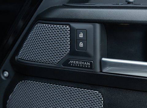 Land Rover Defender 110 V8 24