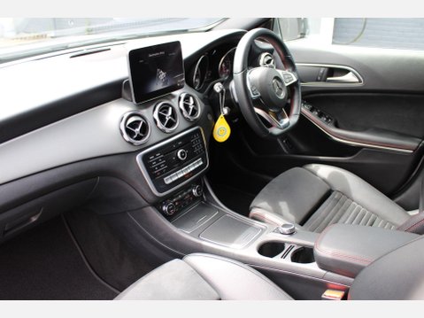 Mercedes-Benz GLA GLA 180 AMG LINE EDITION 11