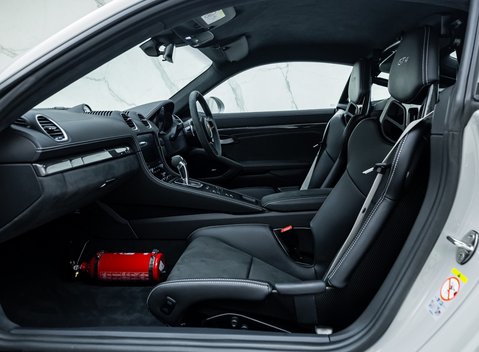 Porsche Cayman GT4 718 23