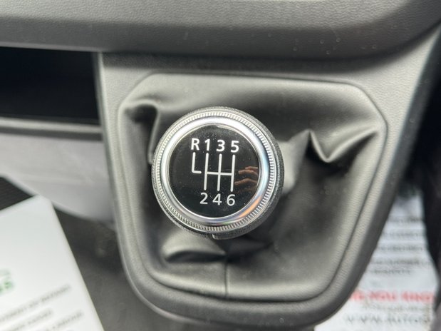 Renault Trafic SWB L1H1 [SOLD MM] Low Roof Business Plus SL28 Air Con Sensors EURO 6 44