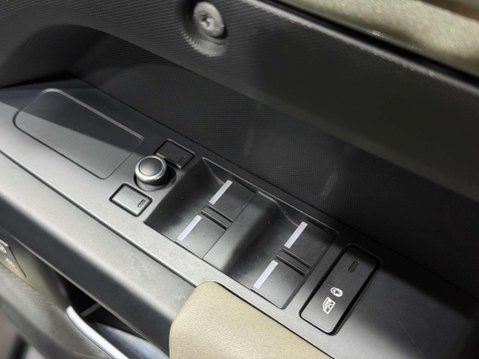 Land Rover Defender 2.0 SD4 S SUV 5dr Diesel Auto 4WD Euro 6 (s/s) (240 ps) 51