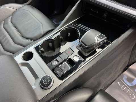 Volkswagen Touareg 3.0 Touareg V6 R-Line Tech TDI Auto 4WD 5dr 21
