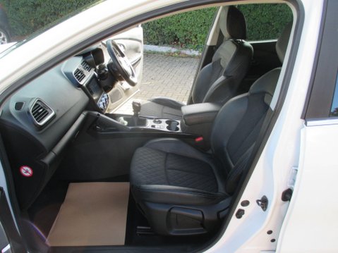 Renault Kadjar 1.3 TCe Iconic Euro 6 (s/s) 5dr 27