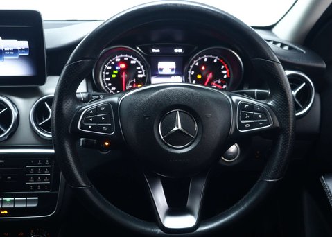 Mercedes-Benz GLA 1.6 GLA180 Urban Edition SUV 5dr Petrol 7G-DCT Euro 6 (s/s) (122 ps) 19
