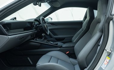 Porsche 911 GT3 TOURING (992) 18