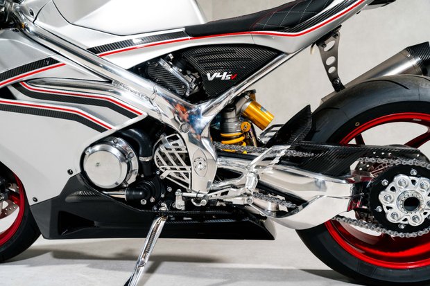 Norton V4 SV. MANX. PLATINUM BODYWORK. ÖHLINS SUSPENSION. RED OZ ALUMINIUM WHEELS 3