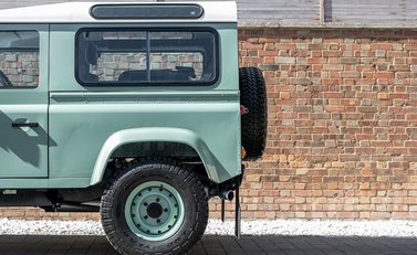 Land Rover Defender 90 Heritage 21