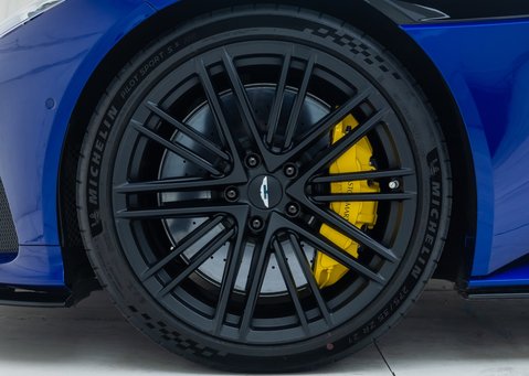 Aston Martin DB12 V8 