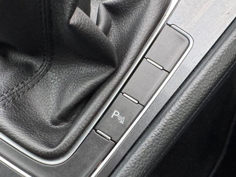 Volkswagen Golf 1.0 TSI BlueMotion Tech SE Nav Euro 6 (s/s) 5dr 26