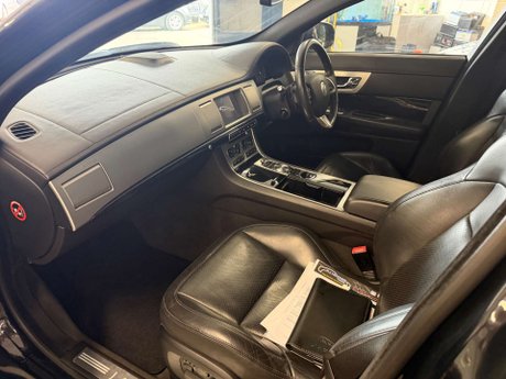 Jaguar XF 3.0d S V6 Premium Luxury Saloon 4dr Diesel Auto Euro 5 (s/s) (275 ps) 12