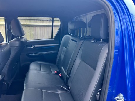 Toyota Hilux 2.8 INVINCIBLE X 4WD D-4D DCB AUTOMATIC 19